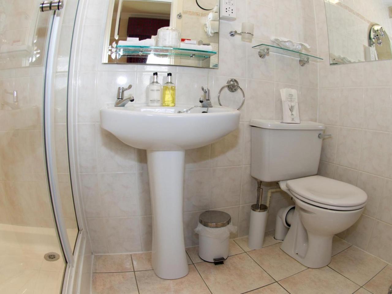 Queens Apartments Еър Екстериор снимка