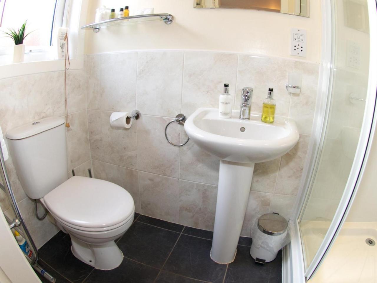 Queens Apartments Еър Екстериор снимка