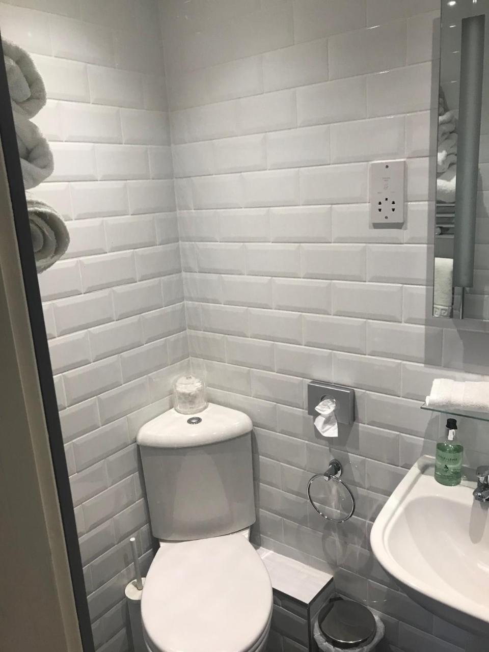 Queens Apartments Еър Екстериор снимка