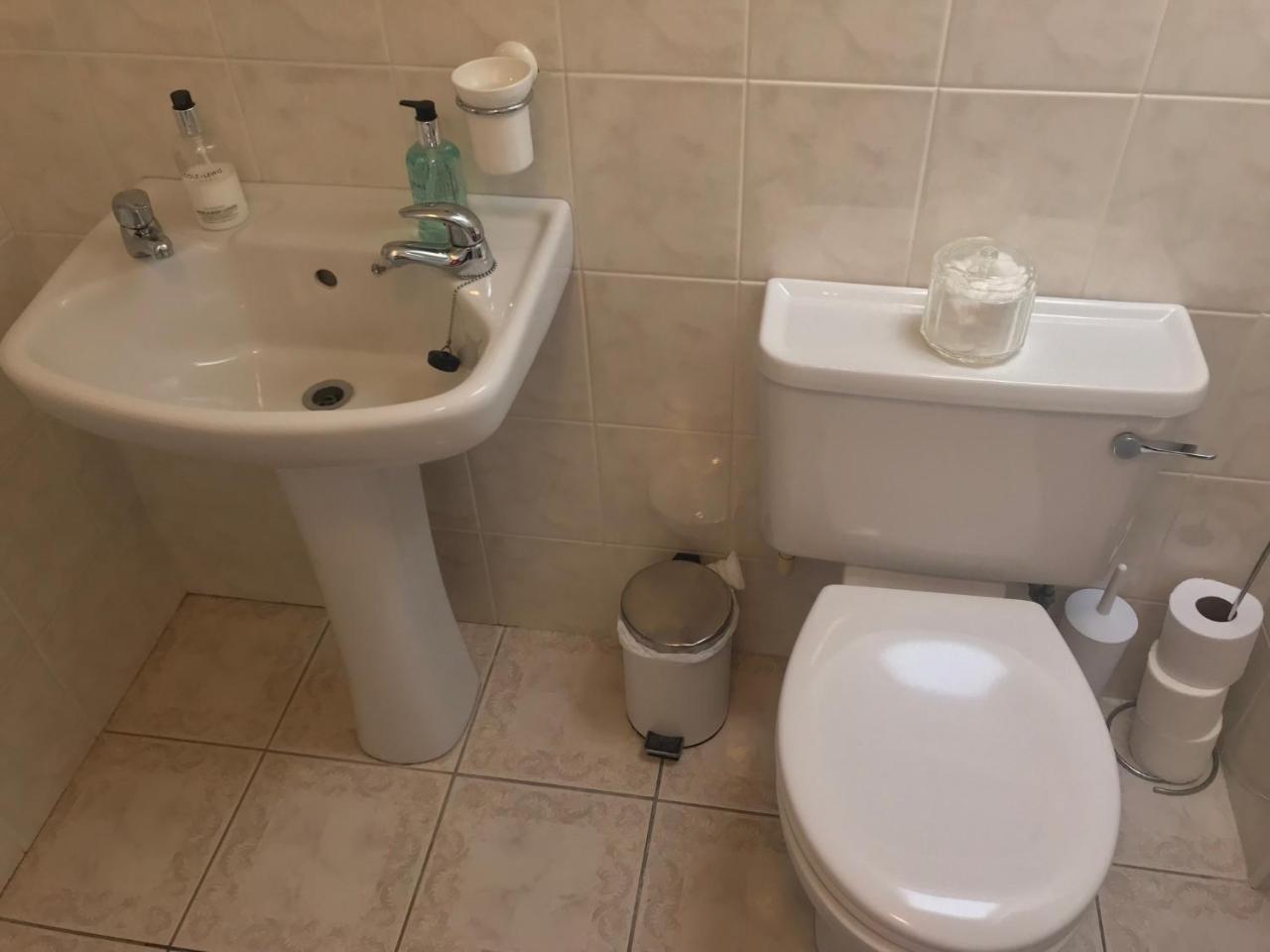 Queens Apartments Еър Екстериор снимка