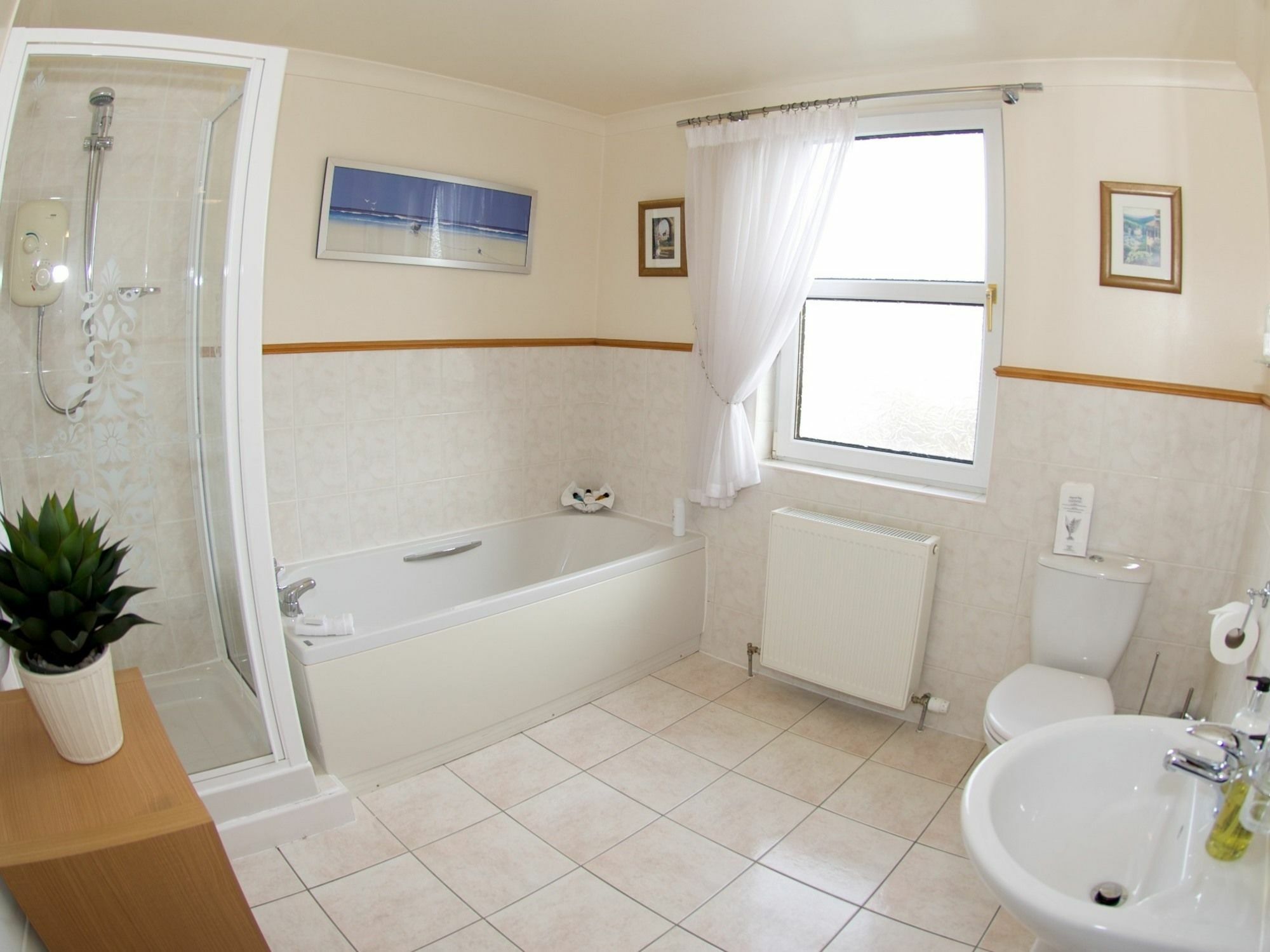 Queens Apartments Еър Екстериор снимка