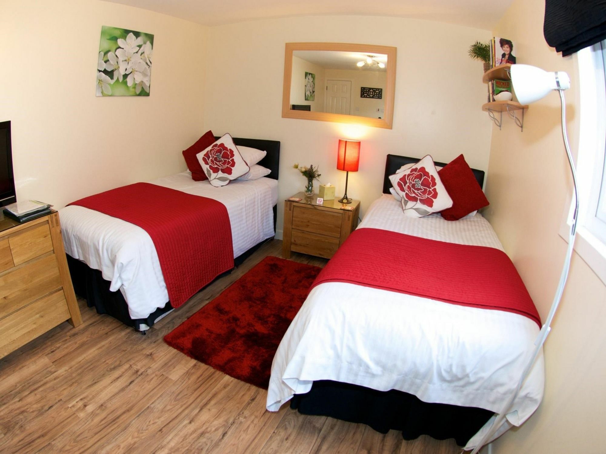 Queens Apartments Еър Екстериор снимка